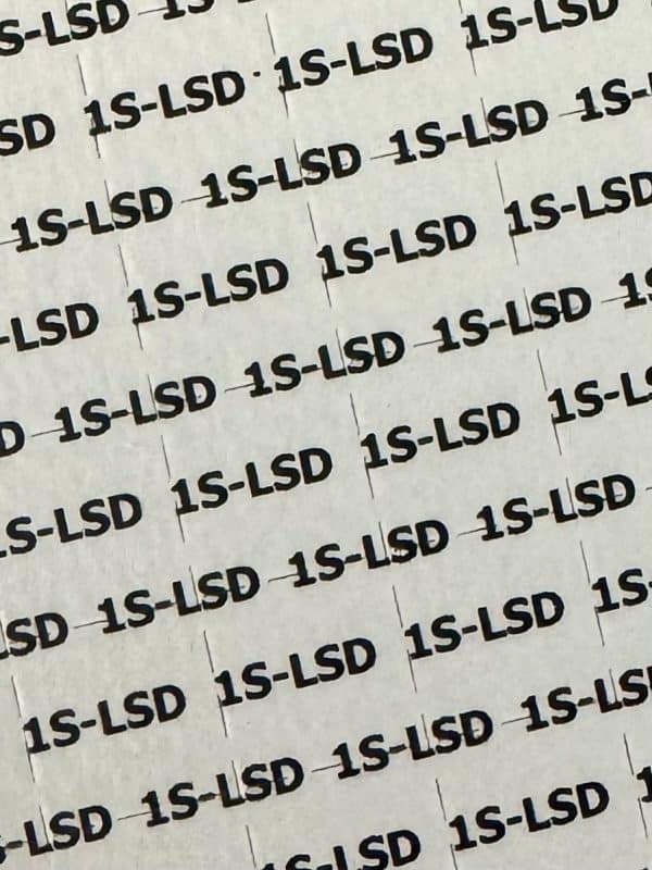Foto eines Blotterbogens der 1S-LSD Pappen